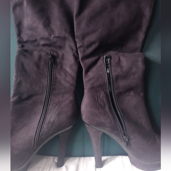 Jennifer Lopez Black suede boots with silver sequins down the side, Size 10 - Picture 4 of 4